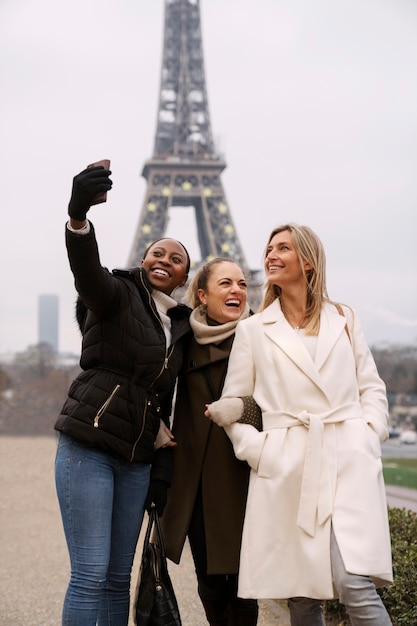 Femmes voyageant à paris