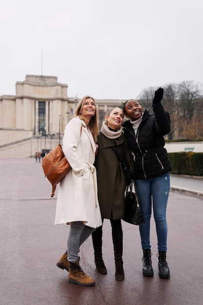 Photo gratuite femmes voyageant à paris
