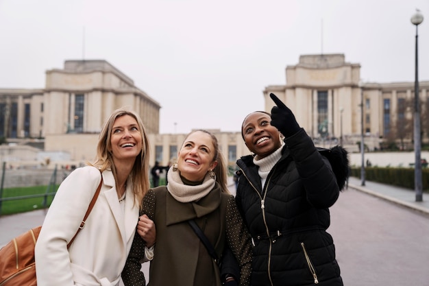 Femmes voyageant à paris