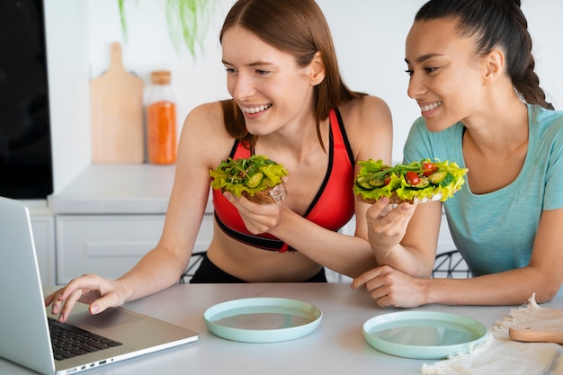 Femmes avec vue de face d'aliments sains