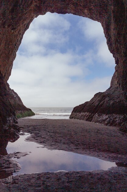 une fenêtre de grotte sculptée au bord de l'eau