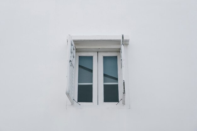 fenêtre sur mur blanc