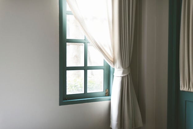 Fenêtre simple avec rideau blanc