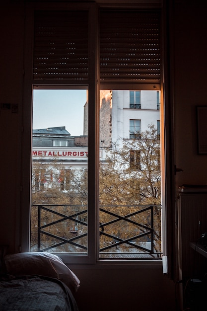 Photo gratuite fenêtre en verre à cadre en bois brun