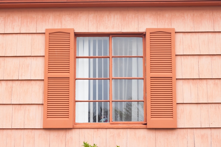 Photo gratuit fenêtre vintage avec mur orange