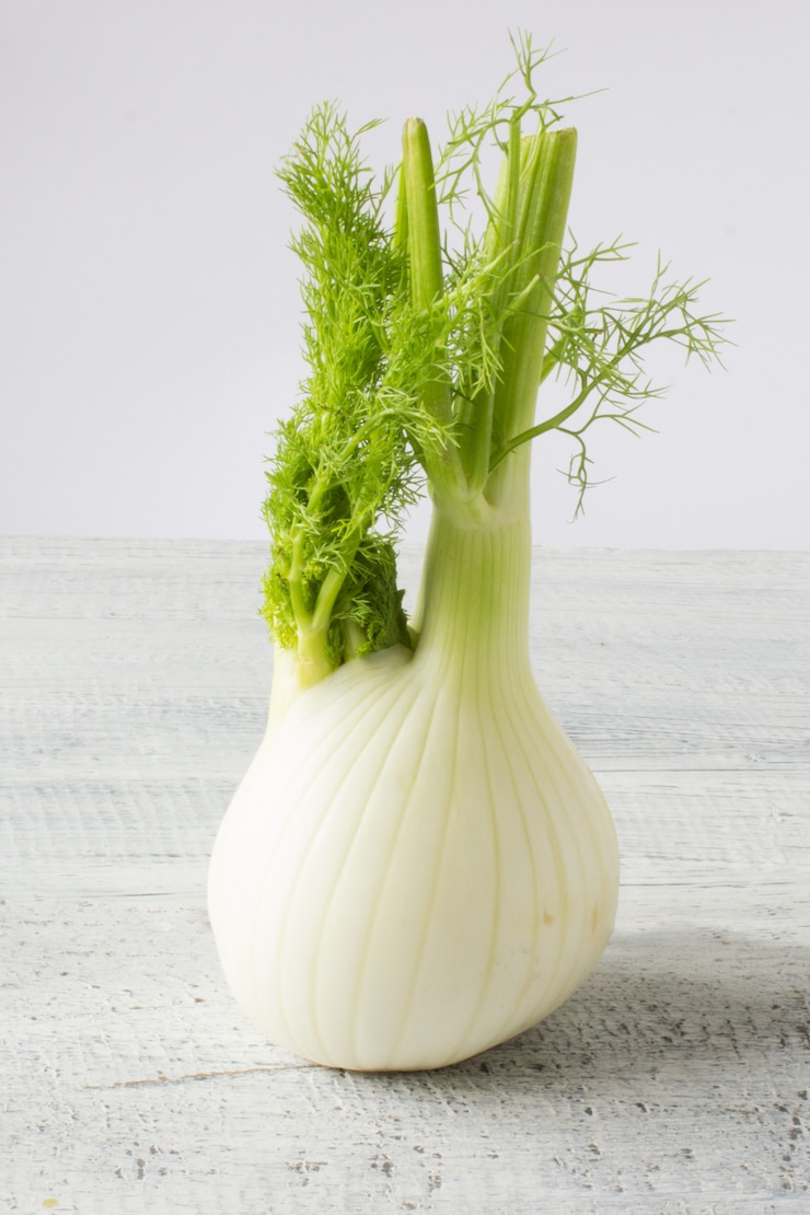 Photo gratuit fenouil bio frais sur la table blanche en bois
