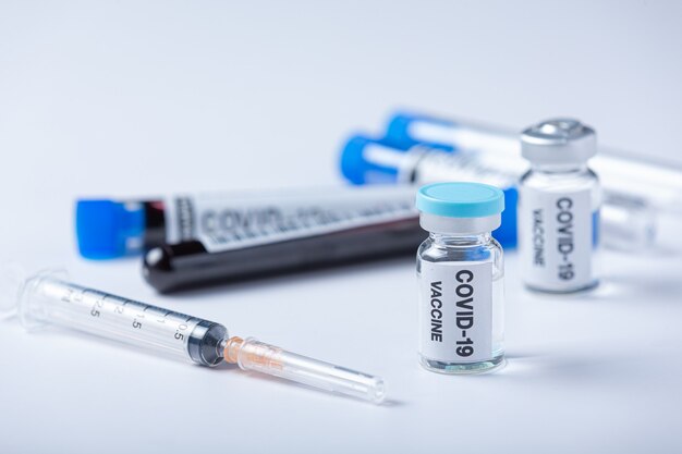 Fermer un flacon de vaccin covid-19 dans la main d'un scientifique ou d'un médecin