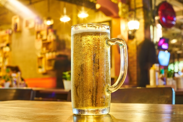 Fermer jaune jusqu&#39;à l&#39;alcool verre en plein air