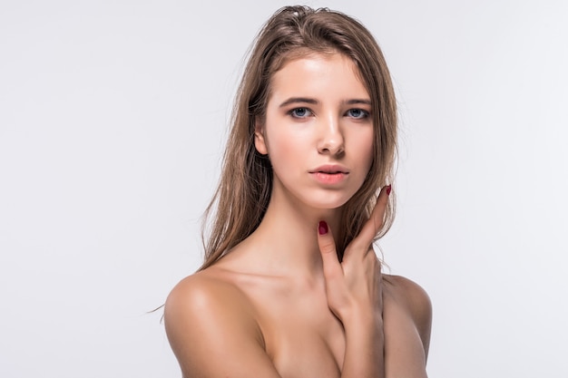 Fermer le portrait de petite fille modèle brune sans vêtements avec une coiffure de mode isolé sur fond blanc