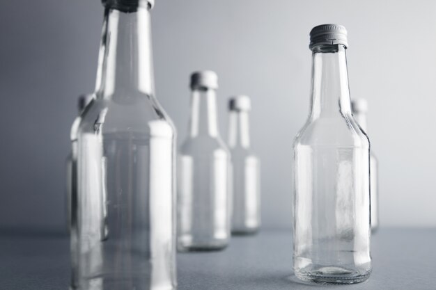 Fermer la vue sur des bouteilles en verre vides sans étiquette claire pour les boissons froides et les boissons
