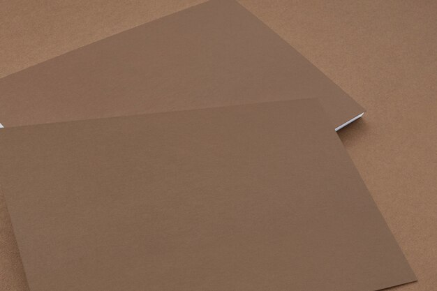 Fermer la vue des cartes de visite papier carton sur fond de carton