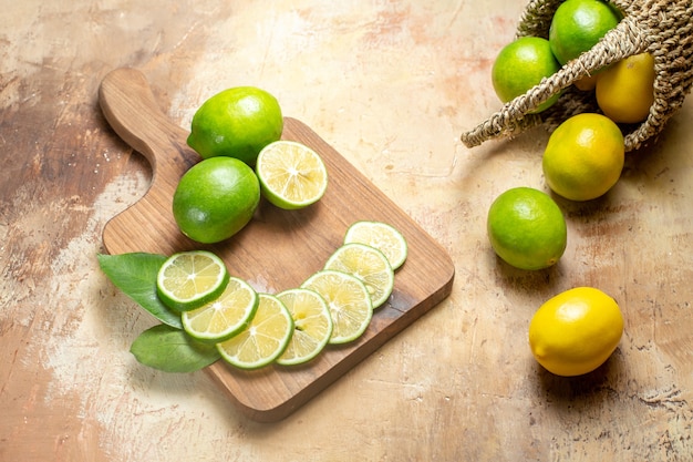 Fermer la vue des citrons verts frais entiers hachés et coupés