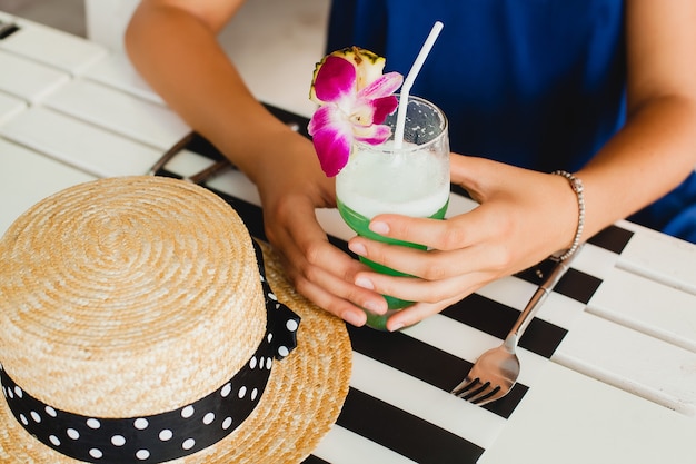 Fermer La Vue D'en Haut Des Mains De Jolie Jeune Femme Avec Chapeau De Paille, Boire Un Cocktail D'alcool Tropical En Vacances D'été Assis Table Au Bar