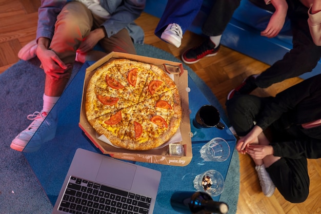 Fermez les adolescents avec la pizza