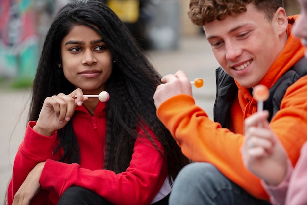 Fermez les adolescents avec des sucettes