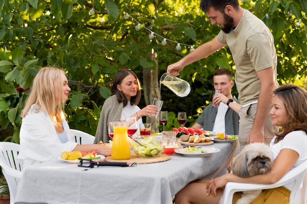 Fermez les amis avec de la nourriture et des boissons