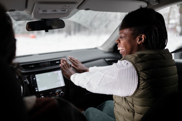 Fermez les amis voyageant en voiture