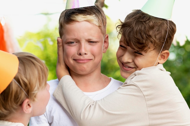 Fermez Les Enfants à La Fête D'anniversaire