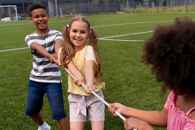 Fermez les enfants qui jouent ensemble