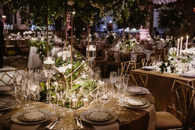 Fermez l'ensemble de la table dans un endroit romantique