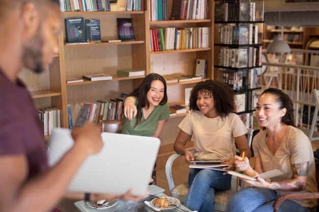 Fermez les étudiants à la bibliothèque