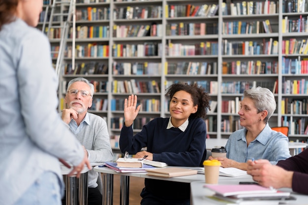 Fermez les étudiants à la bibliothèque