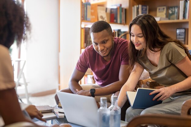 Fermez les étudiants avec des livres