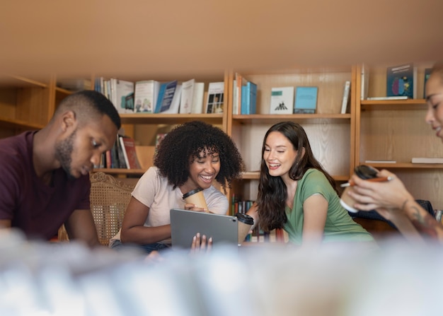 Fermez les étudiants qui apprennent ensemble