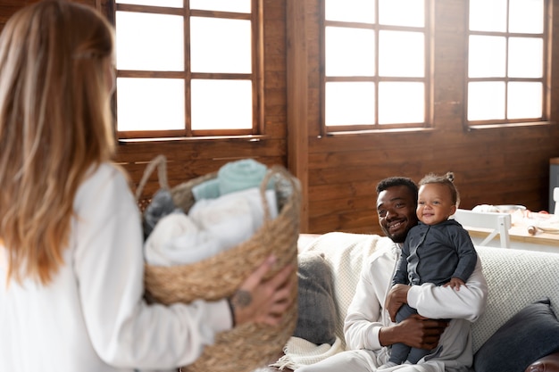 Photo gratuite fermez la famille heureuse à la maison