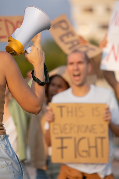 Fermez les gens à la manifestation