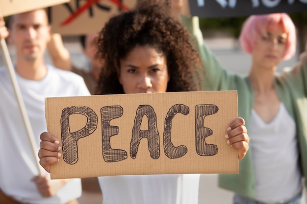 Fermez les gens qui protestent avec des pancartes