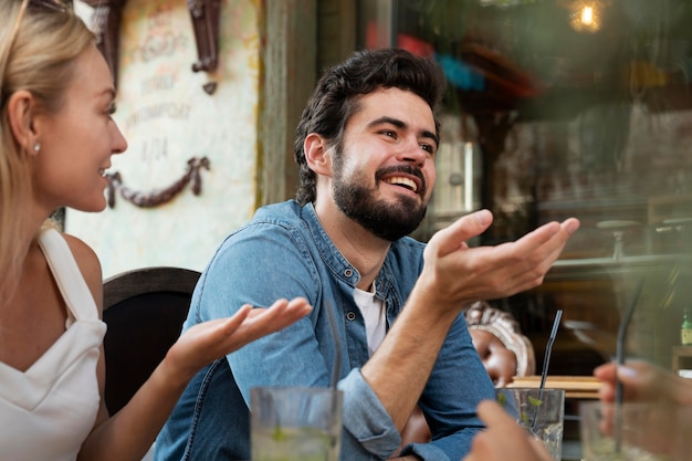 Fermez-vous vers le haut des amis souriants discutant