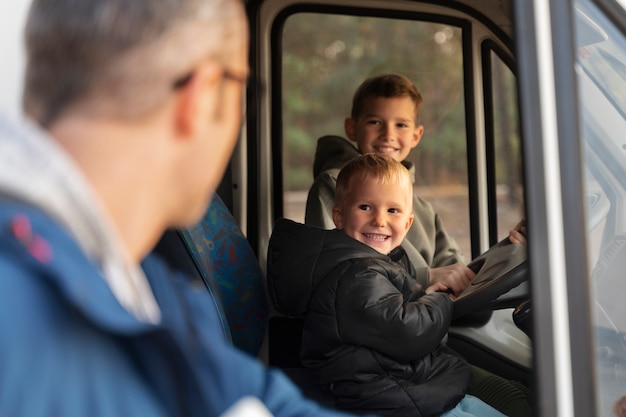 Photo gratuite fermez-vous vers le haut de la famille nomade heureuse