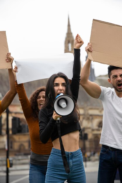 Fermez-vous vers le haut des personnes fâchées à la révolution