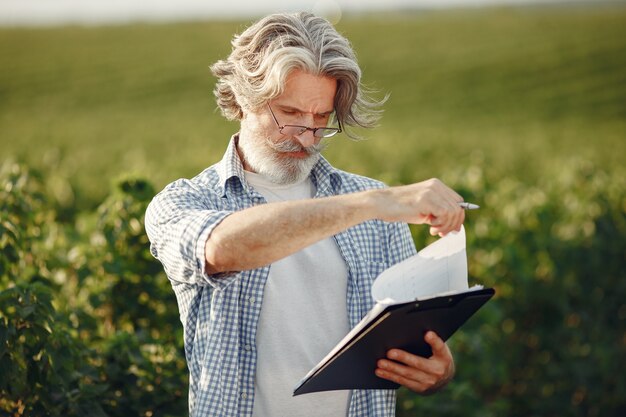 Le Fermier Examine Le Champ. L'agronome Ou L'agriculteur Examine La Croissance Du Blé.