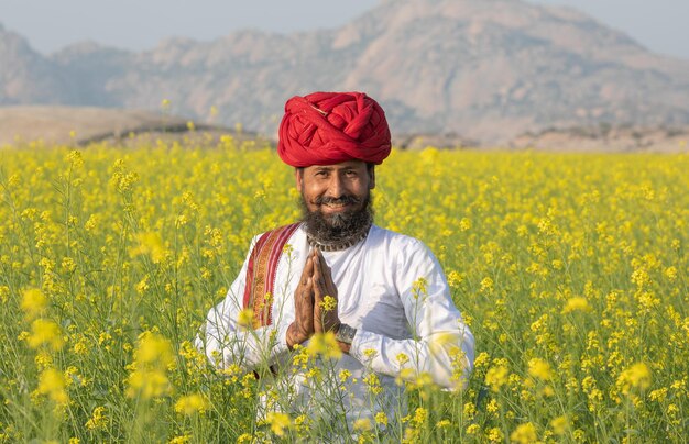 Fermier indien souriant dans le domaine agricole