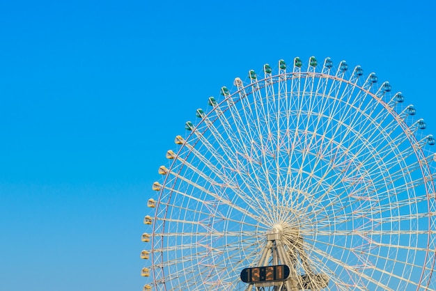 Photo gratuite ferris wheel avec blue sky