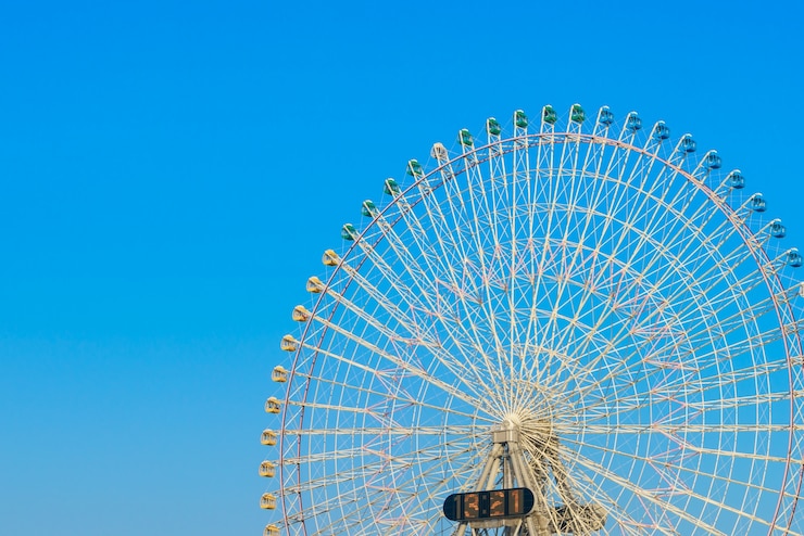 Photo gratuit ferris wheel avec blue sky