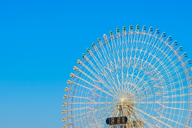 Ferris Wheel avec Blue Sky