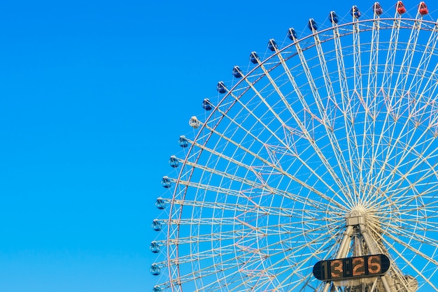 Ferris Wheel avec Blue Sky