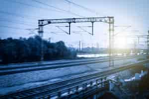 Photo gratuite ferroviaire brouillé avec sunbursts