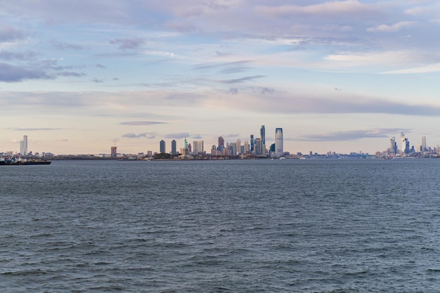 Ferry pour Manhattan. Vue sur Manhattan depuis l'eau au coucher du soleil, New York, États-Unis
