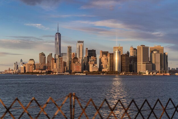 Ferry pour Manhattan. Vue sur Manhattan depuis l'eau au coucher du soleil, New York, États-Unis