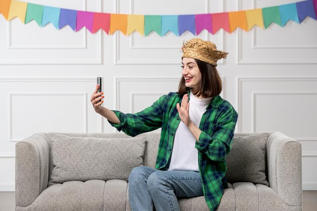 Festa junina adorable jeune fille avec un chapeau de paille célébrant la fête brésilienne lors de l'appel vidéo