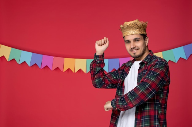Festa Junina Excité Jeune Homme Portant Un Chapeau De Paille Célébrant La Danse Du Festival Brésilien