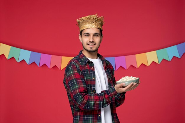 Festa junina heureux mec mignon portant un chapeau de paille célébrant le festival brésilien excité pour la fête