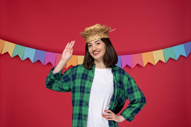 Festa junina jolie jeune fille en chemise verte célébrant le festival brésilien très heureux