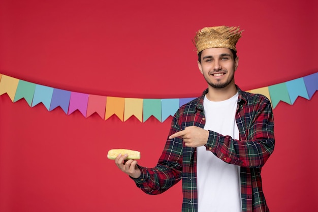 Festa junina mignon mec heureux portant un chapeau de paille célébrant le festival brésilien heureux pour le maïs