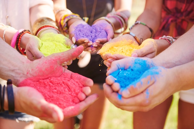 Festival de musique avec des poudres de couleur