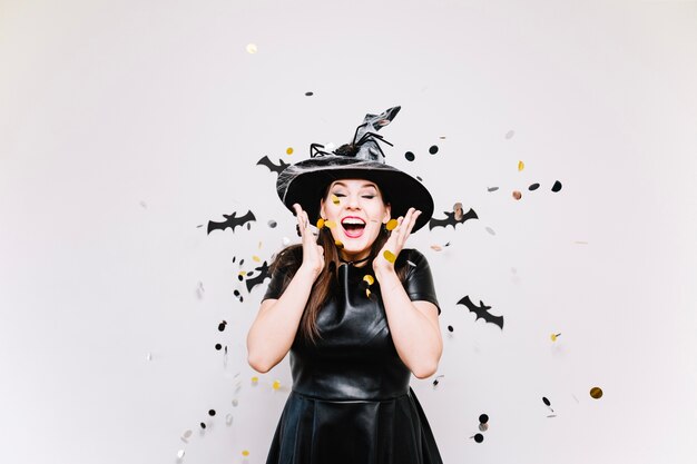 Photo gratuite festive femme jetant des confettis pour halloween